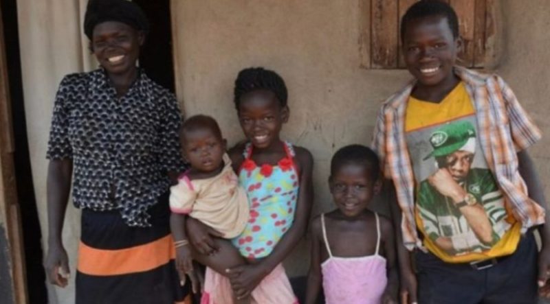 Revelando una verdad desgarradora: La adopción de una huérfana africana da un giro impactante cuando aprende inglés.