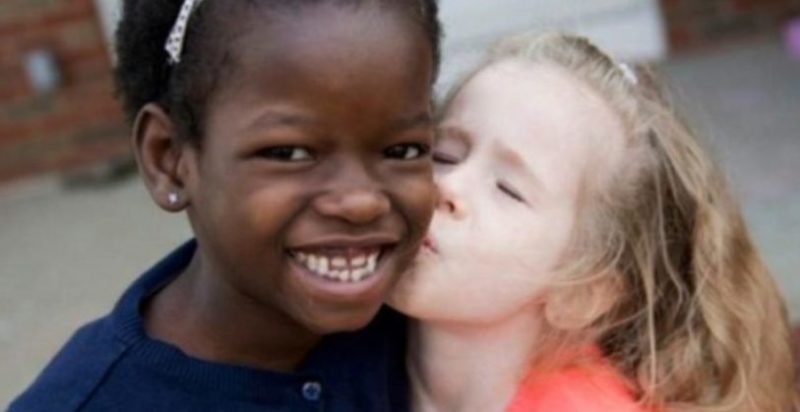 Revelando una verdad desgarradora: La adopción de una huérfana africana da un giro impactante cuando aprende inglés.