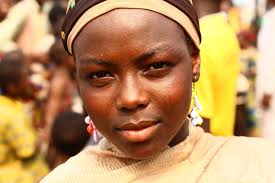 Revelando una verdad desgarradora: La adopción de una huérfana africana da un giro impactante cuando aprende inglés.