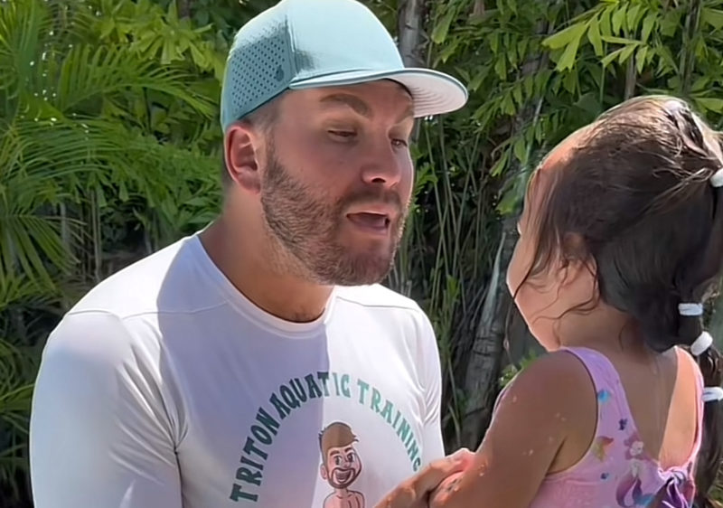 El "Mantra de Sirena" del instructor de natación calma a un niño lloroso y hace llorar a los adultos. Mira el video aquí.