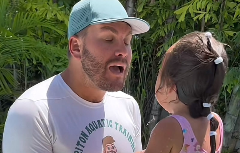 El "Mantra de Sirena" del instructor de natación calma a un niño lloroso y hace llorar a los adultos. Mira el video aquí.