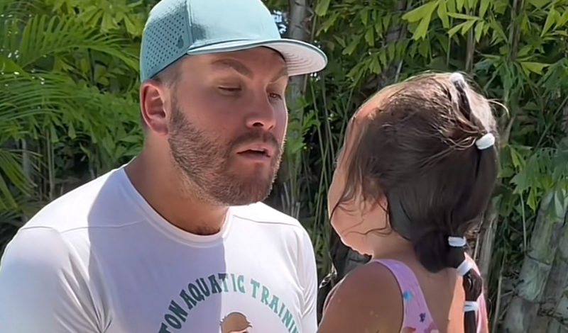 El "Mantra de Sirena" del instructor de natación calma a un niño lloroso y hace llorar a los adultos. Mira el video aquí.