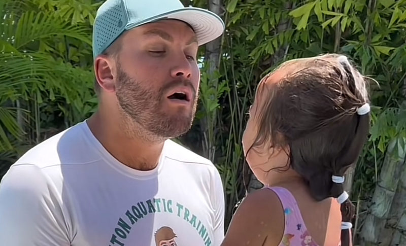 El "Mantra de Sirena" del instructor de natación calma a un niño lloroso y hace llorar a los adultos. Mira el video aquí.