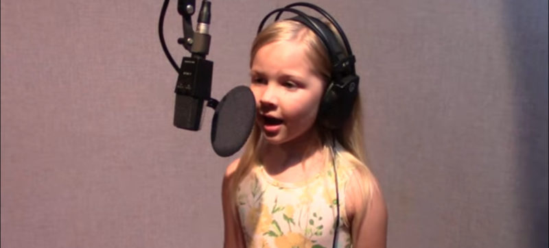 Evan Riley, una cantante de 6 años, cautiva a los oyentes con su interpretación de "Unchained Melody".