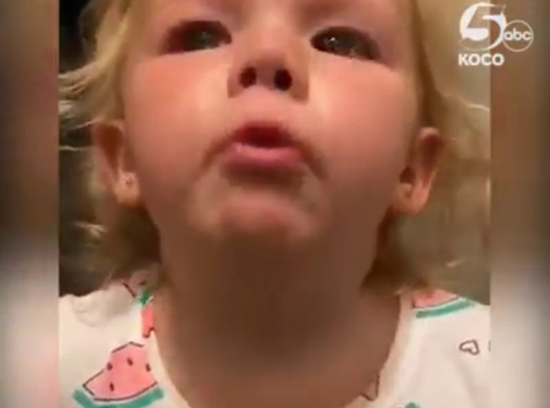 Conmovedora técnica de mamá para enseñar a calmar a los niños se vuelve viral. Mira el video más adorable aquí.