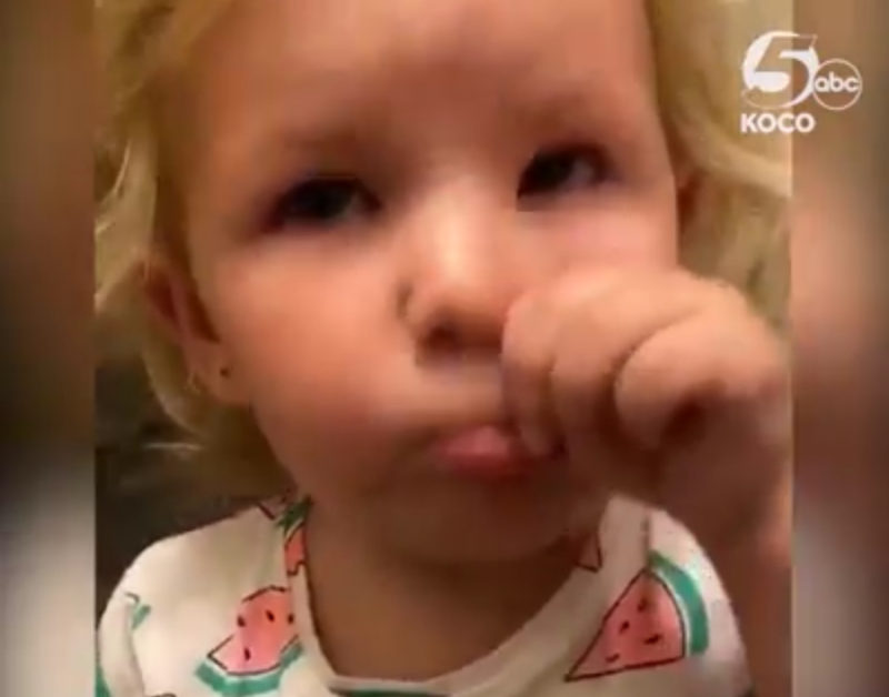 Conmovedora técnica de mamá para enseñar a calmar a los niños se vuelve viral. Mira el video más adorable aquí.