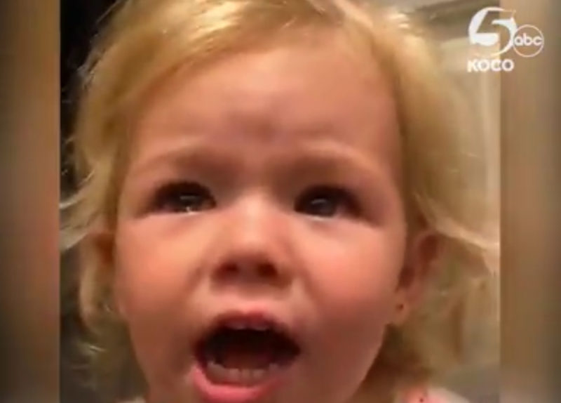 Conmovedora técnica de mamá para enseñar a calmar a los niños se vuelve viral. Mira el video más adorable aquí.