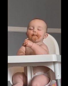 Grabado en cámara: Dulce comilona durante el sueño - ¿El antojo del bebé es tan chocolatoso como parece? Descúbrelo aquí.