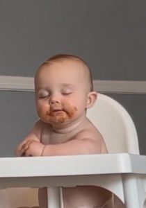 Grabado en cámara: Dulce comilona durante el sueño - ¿El antojo del bebé es tan chocolatoso como parece? Descúbrelo aquí.
