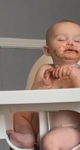 Grabado en cámara: Dulce comilona durante el sueño - ¿El antojo del bebé es tan chocolatoso como parece? Descúbrelo aquí.