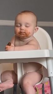Grabado en cámara: Dulce comilona durante el sueño - ¿El antojo del bebé es tan chocolatoso como parece? Descúbrelo aquí.