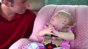 Encantador niño pequeño participa en una conversación con papá: la ternura se desborda.