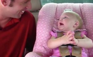 Encantador niño pequeño participa en una conversación con papá: la ternura se desborda.