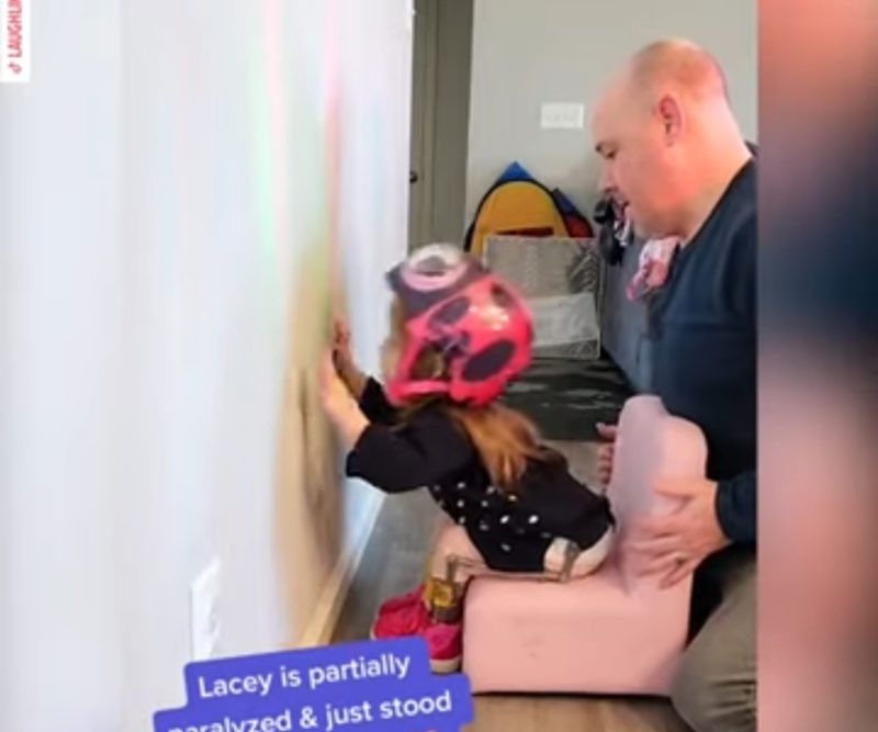 "Los médicos dan a los padres la peor noticia, luego sucede esto. Prepárate para sorprenderte con el milagroso giro de los acontecimientos."