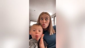 "El secreto de la niñera y la niña de 5 años con síndrome de Down para mañanas alegres. Descúbrelo aquí."