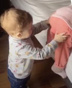 Traviesas y Divertidas Travesuras de Gemelos al Intentar Subir a la Cama: ¡Intenta No Estallar de Risa!