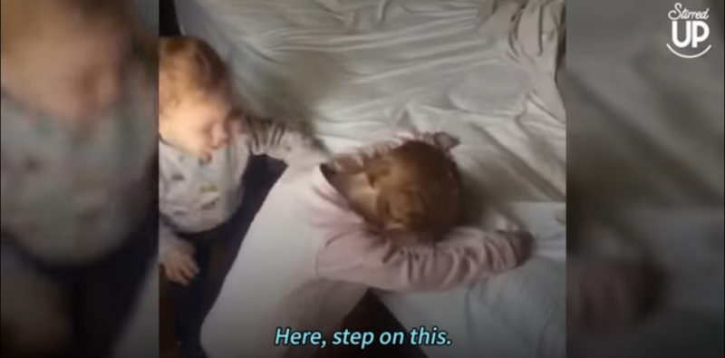 Traviesas y Divertidas Travesuras de Gemelos al Intentar Subir a la Cama: ¡Intenta No Estallar de Risa!