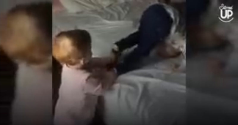 Traviesas y Divertidas Travesuras de Gemelos al Intentar Subir a la Cama: ¡Intenta No Estallar de Risa!