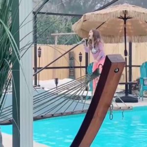 Orgulloso Papá Graba en Secreto a su Hija Cantando una Canción de Alicia Keys Mientras Limpia la Piscina. VIDEO