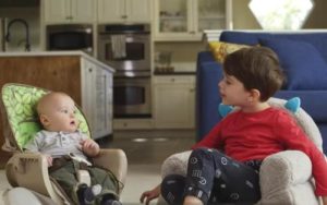 "Tutoría 'experta' de un niño de 4 años a su hermanito sobre la abuelita. Mira el divertido video aquí."