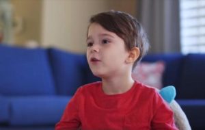 "Tutoría 'experta' de un niño de 4 años a su hermanito sobre la abuelita. Mira el divertido video aquí."