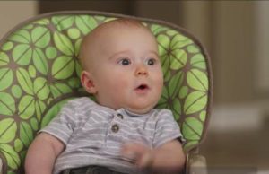 "Tutoría 'experta' de un niño de 4 años a su hermanito sobre la abuelita. Mira el divertido video aquí."