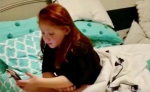 "Llamada de FaceTime de la hija con su papá desplegado revela un giro increíble que la deja sin palabras. Mira el video aquí."