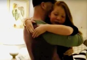 "Llamada de FaceTime de la hija con su papá desplegado revela un giro increíble que la deja sin palabras. Mira el video aquí."