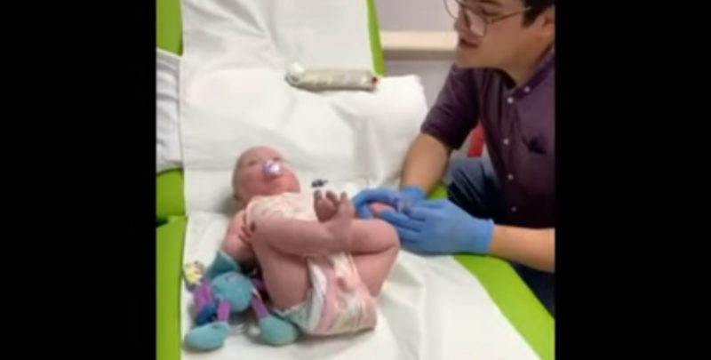 "Conmovedor video del doctor cantando 'Unforgettable' de Nat King Cole calma al bebé y se vuelve viral."