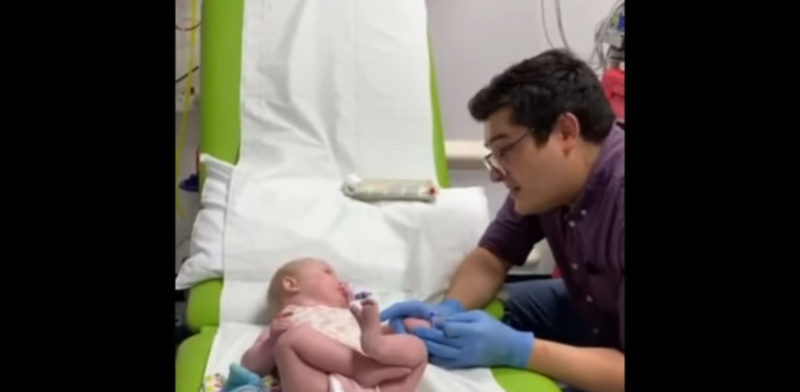 "Conmovedor video del doctor cantando 'Unforgettable' de Nat King Cole calma al bebé y se vuelve viral."