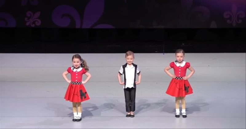 Encantador: Mira cómo estos niños pequeños se roban el espectáculo con la icónica canción de Elvis "Hound Dog".