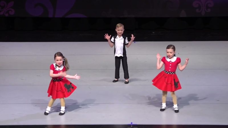 Encantador: Mira cómo estos niños pequeños se roban el espectáculo con la icónica canción de Elvis "Hound Dog".