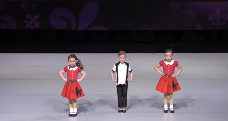 Encantador: Mira cómo estos niños pequeños se roban el espectáculo con la icónica canción de Elvis "Hound Dog".