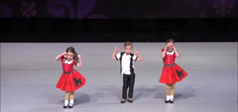 Encantador: Mira cómo estos niños pequeños se roban el espectáculo con la icónica canción de Elvis "Hound Dog".