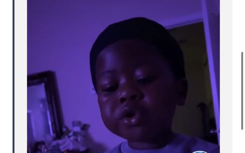 Conmovedor video de un niño elogiando a su mamá se vuelve viral. Míralo aquí.