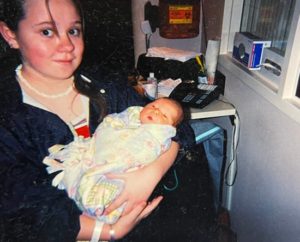 Madre biológica e hijo, separados durante dos décadas, se reencuentran y descubren que son colegas. Míralos ahora.
