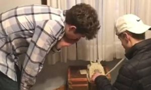 Observa lo que sucede cuando los adolescentes intentan marcar en un teléfono de disco en menos de 4 minutos. ¿Podrán hacerlo?