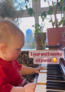 VIDEO: ¿Has Visto a Este Bebé Genio en el Piano? Es un "Viejo Alma" y el Próximo Mozart.