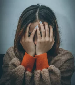 Una joven estaba celebrando sus 32 años cuando encontró un bebé cerca de su puerta con un mensaje que decía que el niño era su nieto...