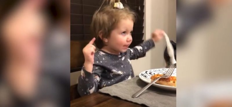 Una niña le dice a su padre que tiene un novio. Su pequeña discusión alegrará tu día...