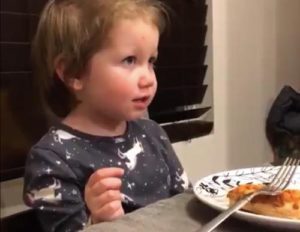 Una niña le dice a su padre que tiene un novio. Su pequeña discusión alegrará tu día...