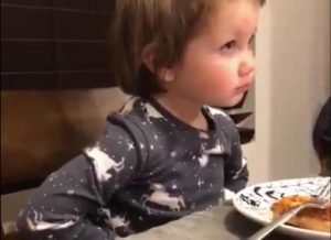 Una niña le dice a su padre que tiene un novio. Su pequeña discusión alegrará tu día...