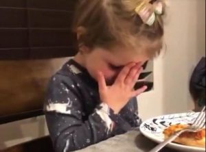 Una niña le dice a su padre que tiene un novio. Su pequeña discusión alegrará tu día...