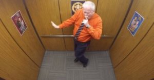 Agentes de policía son captados en cámara bailando secretamente enérgicamente en el ascensor de la oficina...