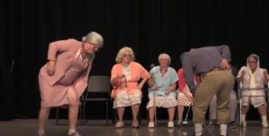 Nueve "abuelas" se reúnen en el escenario, pero cuando el abuelo al final comienza a bailar, el público enloquece...