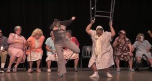 Nueve "abuelas" se reúnen en el escenario, pero cuando el abuelo al final comienza a bailar, el público enloquece...