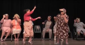 Nueve "abuelas" se reúnen en el escenario, pero cuando el abuelo al final comienza a bailar, el público enloquece...