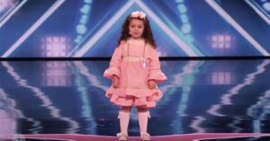 "Estás haciendo todo correctamente ahora" - Simon no pudo resistirse al adorable espectáculo de esta niña pequeña...