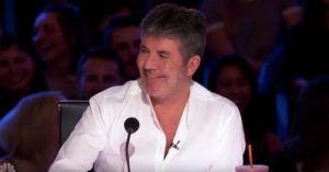 "Estás haciendo todo correctamente ahora" - Simon no pudo resistirse al adorable espectáculo de esta niña pequeña...