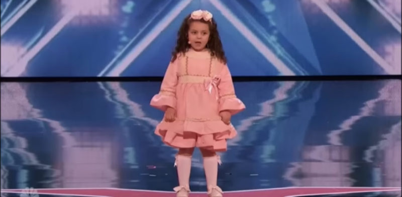 "Estás haciendo todo correctamente ahora" - Simon no pudo resistirse al adorable espectáculo de esta niña pequeña...
